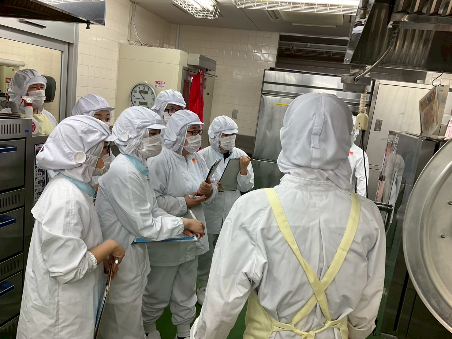 調理実習中の作業風景