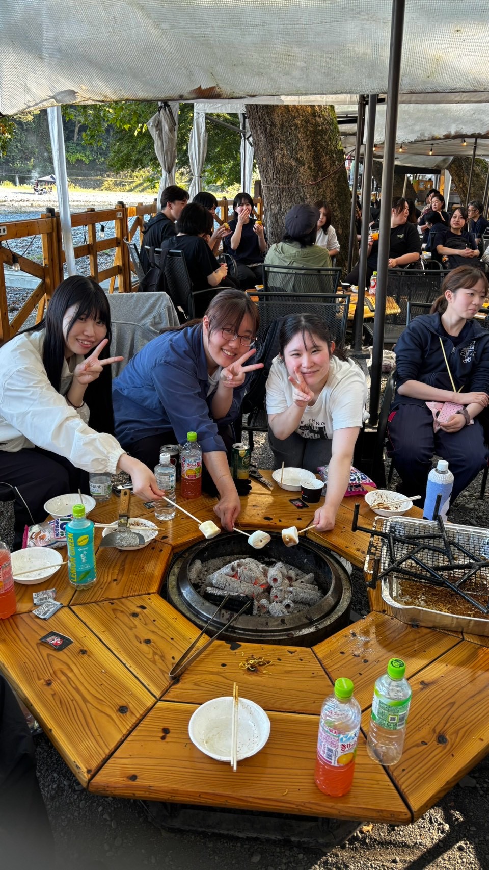 BBQ会場で食事を楽しむ新卒社員
