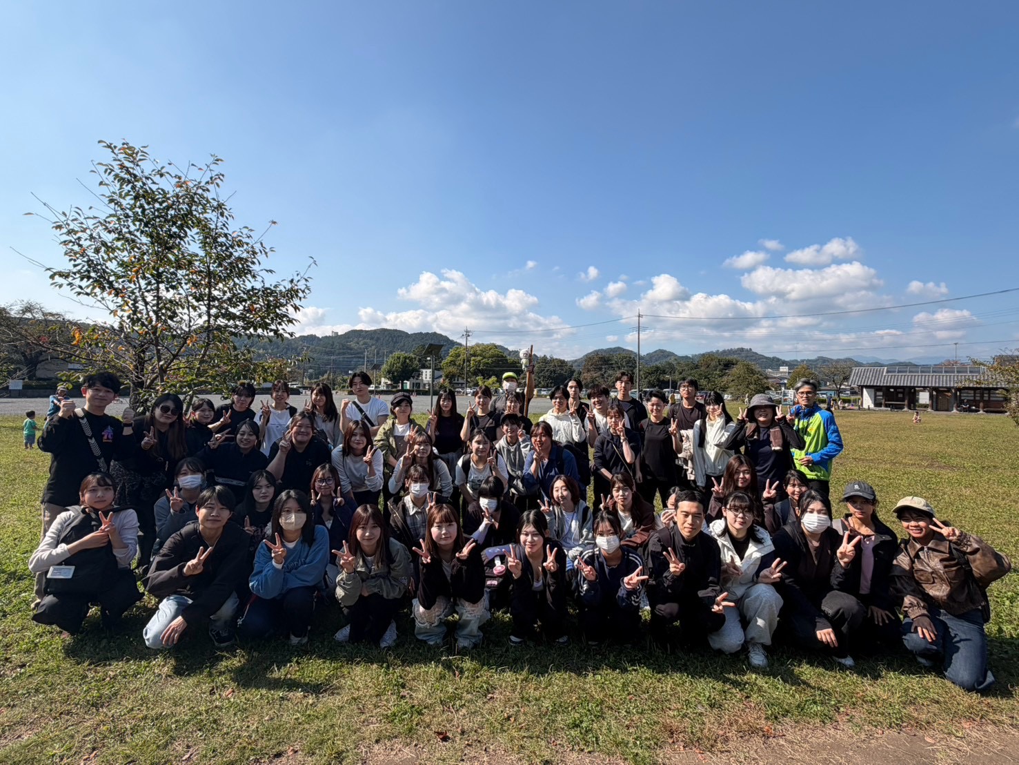 登山研修に参加した社員の集合写真